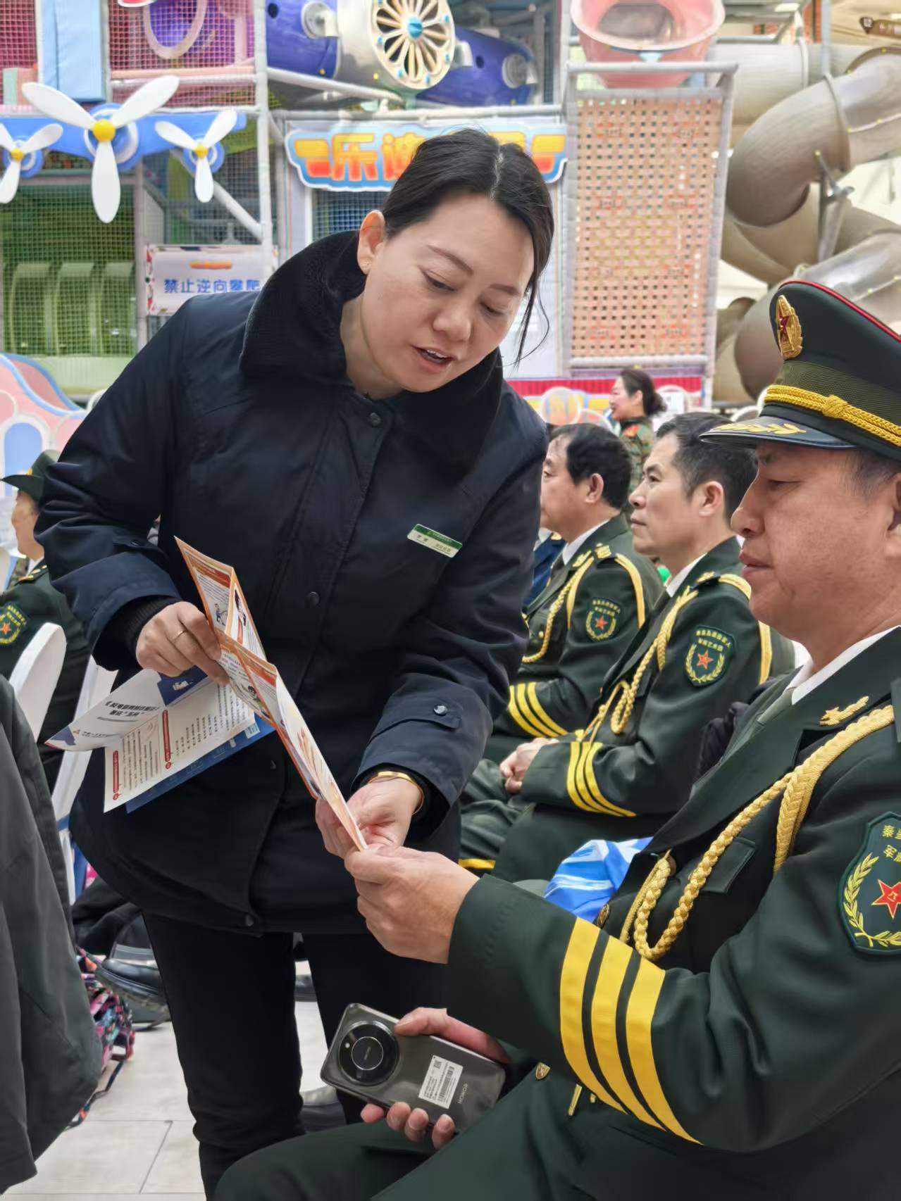 各营业网点的教育宣传区也都摆放好宣传