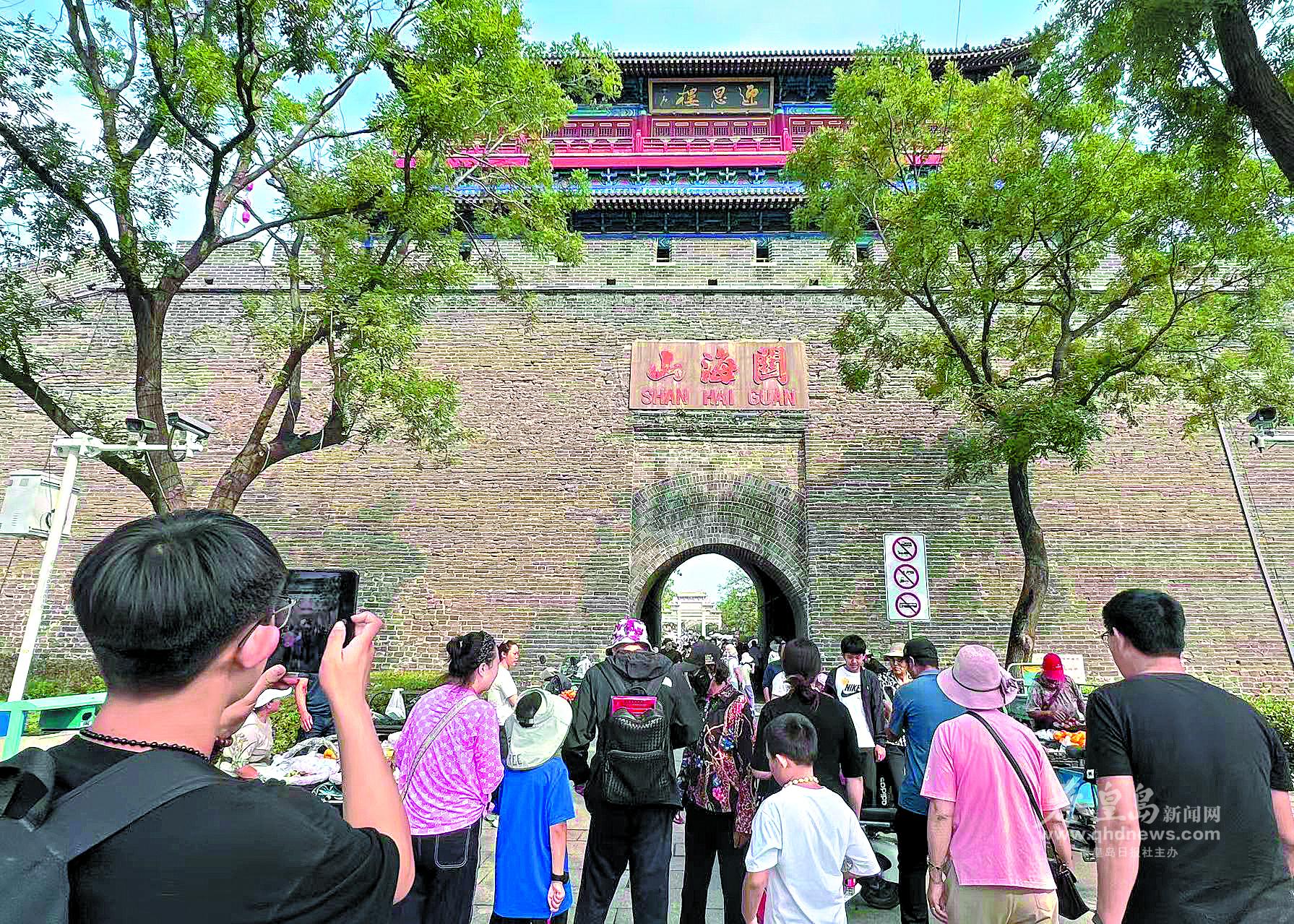 国庆、中秋假期,山海关古城迎来旅游热潮,各地游客络绎不绝,沉浸式感受古城的独特历史韵味。 记者 刘双喜 摄 这个长假