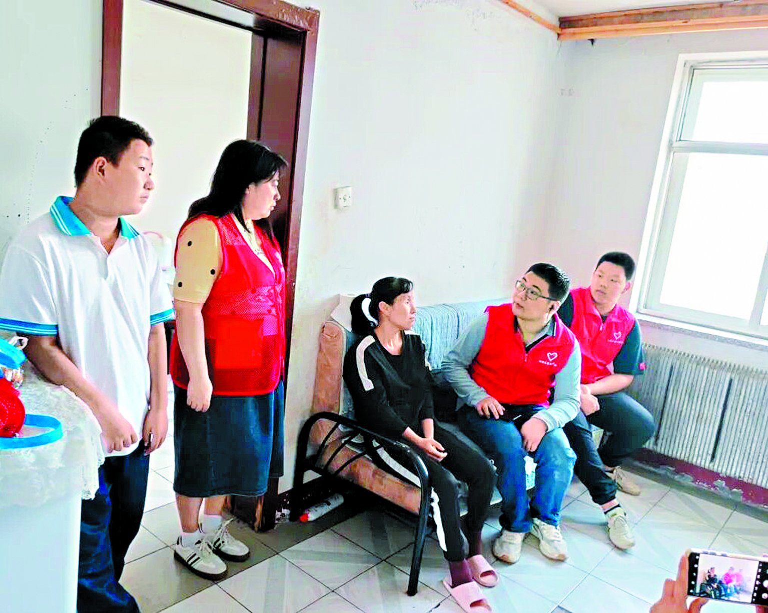 山海关区路南街道海韵社区工作人员走访慰问辖区困境儿童家庭。(图片由山海关区路南街道提供) 秋意渐浓