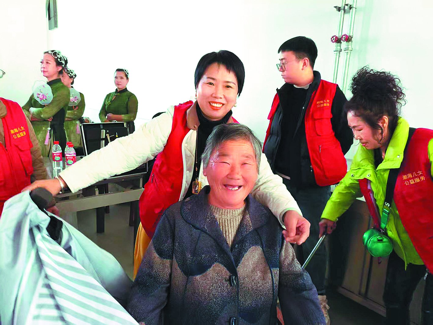 昌黎县渤海儿女公益服务中心志愿者为老人理发。 通讯员 李小红 摄 昌黎县渤海儿女公益服务中心志愿者为老