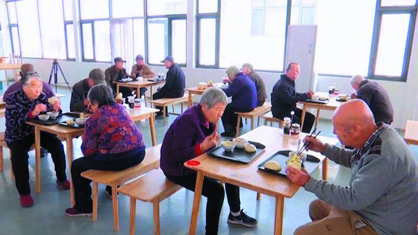 老人们在供销便民大食堂用餐。 通讯员郎友峰 摄 秦皇岛日报记者 何春雷 通讯员 郎友