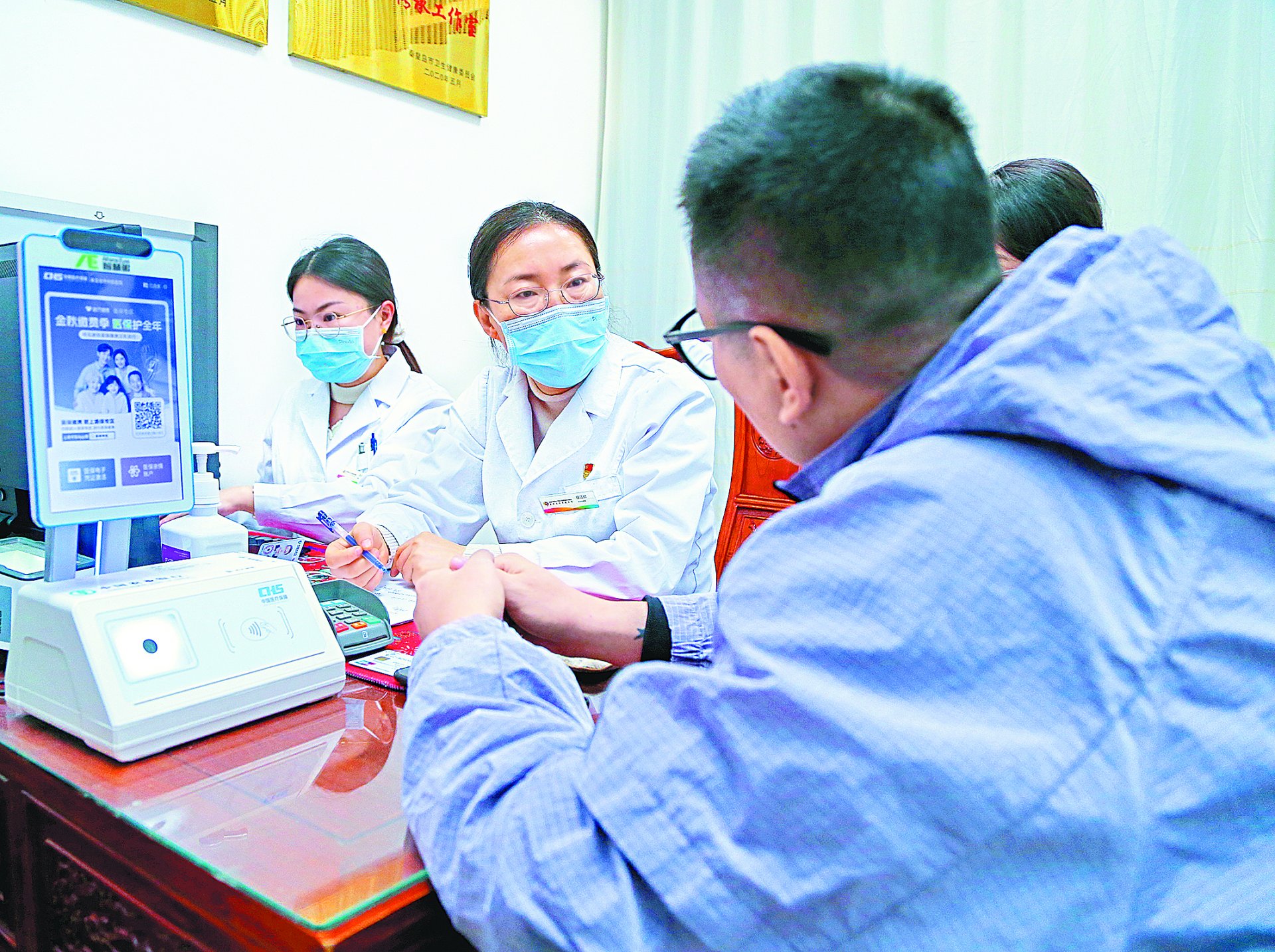 北京中医药大学东方医院秦皇岛医院专家为患者问诊。记者 李铎 见习记者刘剑 摄 秦皇岛日报记者何春雷