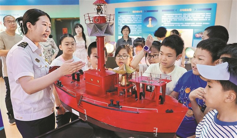 海港区都市家园社区小朋友在中国航标展