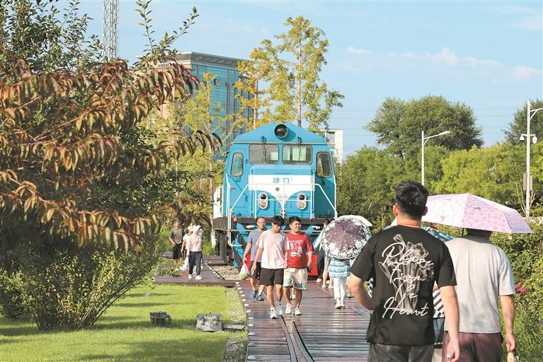 游客在秦皇岛玻璃博物馆参观