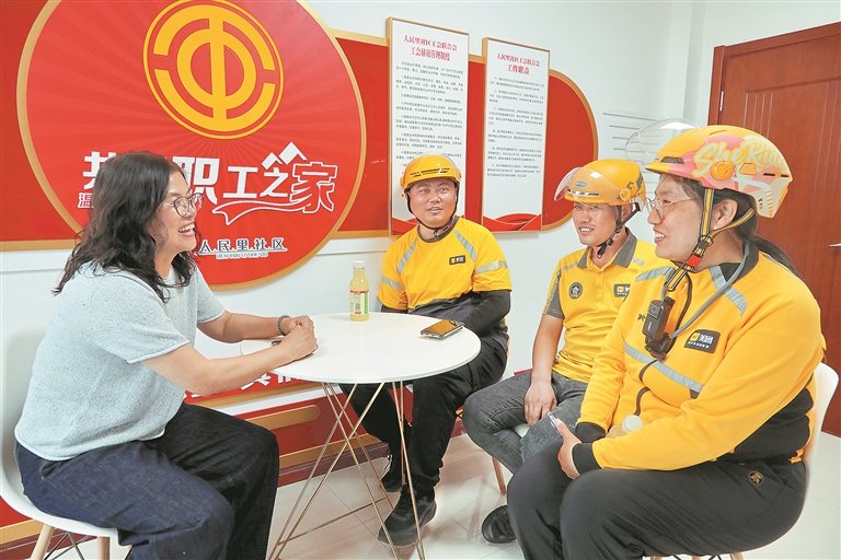 海港区人民里社区开展“小哥议事会”